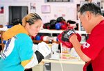 伊田会長（右）の指導を受けて最終調整をする木下鈴花＝米子市のシュガーナックルジム