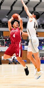 バスケットボール男子２回戦・鳥取城北―八王子学園八王子（東京）　鳥取城北は最終クオーターで小林（４）がシュートを決めて４０―５０と追い上げる＝札幌市の北海きたえーる
