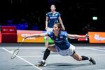 　バドミントンの全英オープン女子ダブルス決勝でプレーする福島由紀（手前）、松本麻佑組＝バーミンガム（ゲッティ＝共同）