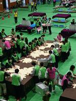 開票作業が始まった米子市の県立武道館＝２５日午後