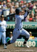 　日本航空石川―東海大札幌　９回表東海大札幌２死一、二塁、鈴木が左前に決勝打を放つ＝甲子園
