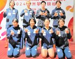 女子スピードで健闘した（前列左から）金谷、河上、林＝中国・泰安（日本山岳・スポーツクライミング協会）