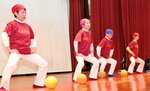 舞台発表で３Ｂ体操を披露する受講生と指導者の山本さん（左から２人目）＝香美町村岡区の村岡体育館