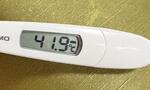 　病院で待つ間に健ちゃん（仮名）の体温を測ると、４１度を超えていた＝２０２３年４月、茨城県つくば市（家族提供）