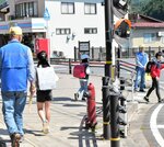 児童の安全などを見守るパトロール隊の隊員＝５日、智頭町智頭