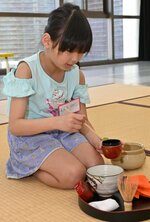 茶道を体験する子ども＝５日、米子市西町の市児童文化センター