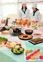 生徒らが趣向を凝らした韓国料理が並ぶ会場