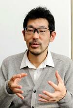 　取材に応じる東京大大学院の開沼博准教授