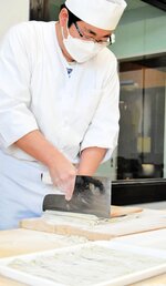 そば作りに精を出す職人の福井さん＝２８日、新温泉町春来の「そば処　春来てっぺん」