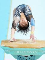 　女子団体総合決勝　牛奥小羽の跳馬＝パリ（共同）
