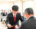 ２８日に香美町役場で当選証書を受け取る新議員たち。同町議選は合併以降、３度目の無投票となり、女性議員もいなくなった