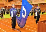結団式で決意を述べる国体ボクシング少年男子の川端監督（左）＝鳥取産業体育館