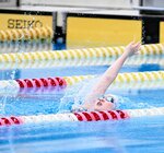 女子１００㍍背泳ぎで１分４秒７９の好記録で優勝した上杉凜＝県営東山水泳場