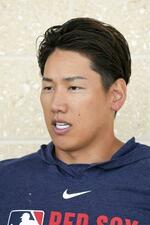 　取材に応じるレッドソックス・吉田＝３月、フォートマイヤーズ