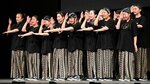 ありがとう　パフォーマンスを終え、手話で「ありがとうございました」とあいさつする北九州市立高（福岡）の生徒ら＝２２日、米子コンベンションセンター