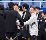 　サッカーＷ杯アジア最終予選のサウジアラビア戦に向けた最終調整に臨む長友（右）＝埼玉スタジアム