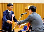 平井知事（右）から賞状を受け取る受賞者