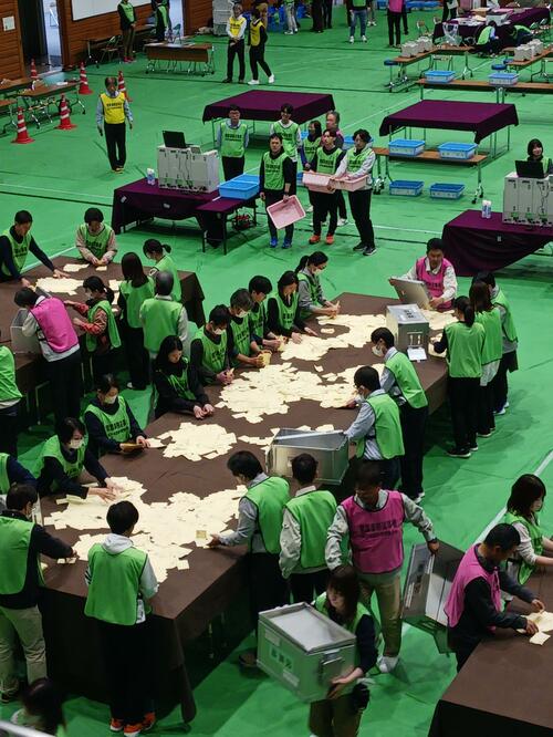 開票作業が始まった米子市の県立武道館＝２５日午後