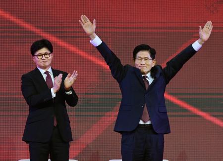 　３日、韓国・高陽で開かれた与党「国民の力」の党大会で大統領選の候補に選出された金文洙前雇用労働相。左は韓東勲前代表（共同）