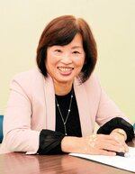 外国人にも日本人にも暮らしやすい地域社会を目指し、多文化共生の取り組みを進める川口さん＝鳥取市内