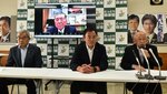 石破会長（画面内）もウェブ出席した会見で、松田県議の除名理由を述べる上杉党紀委員長（右）＝１９日、鳥取市西町１丁目の自民党鳥取県連