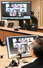 鳥取市の魅力や課題について学生らとオンラインで意見交換する深沢市長（手前）