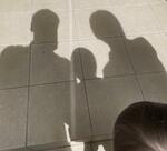 　休日のサツキさん（右）とミナトさん（左）と子どもの影