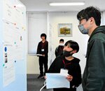 研究成果を発表する受講生（中央）