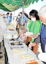 【地元の味堪能】山焼きの後は、地元の食材をふんだんに使った心尽くしの昼食が準備された