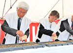 豊作を祈って種をまく富山和美さん（左）と博子さん＝２３日、鳥取市気高町下坂本