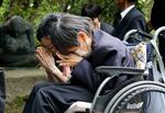 　患者団体独自の慰霊祭で手を合わせる坂本しのぶさん（手前）＝１日午後、熊本県水俣市