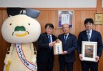 中村町長（中央）に受賞報告する長尾さん（左）＝６日、日南町霞の町役場