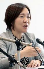 　女性側の敗訴が確定し、記者会見する代理人の寺西環江弁護士＝８日午前、広島市中区