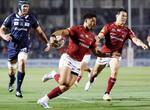 　浦安―ＢＬ東京　前半、突進するＢＬ東京・モウンガ（中央）。そのままトライを決める＝秩父宮