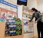 手軽に購入できることから人気を集めている使い捨てコンタクトレンズ。一部商品では品薄状況も＝１５日、米子市両三柳の眼鏡市場米子店