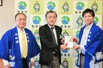 寄付の目録を浜上町長に手渡す福本和広社長（右）＝１７日、香美町役場