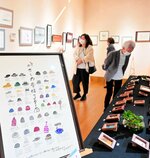 温かな詩画作品が並ぶ会場