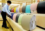 店頭に並ぶランドセル。今年はグレー系などジェンダーレスカラーが人気＝鳥取市湖山町東３丁目の人形のはなふさ鳥取店