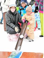 【狙い定め】
雪玉コロコロゲームに挑戦する子ども。雪玉の形やパイプの角度を工夫した