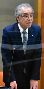 智頭町長選に立候補の意向を表明する金児氏＝７日、智頭町議会議場