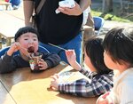 チョコがかけられた鹿野町のいちご「とっておき」を味わう子どもたち