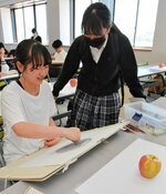 リンゴのデッサンに取り組む生徒たち＝１７日、米子市橋本の米子高