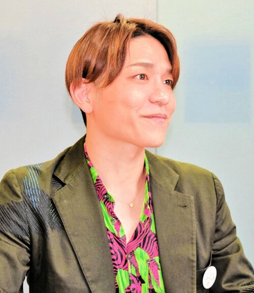 町合併２０周年を記念し、１０月に歌謡ショーを開催すると発表した水瀬さん＝３０日、新温泉町芦屋の新日本海新聞社但馬支社