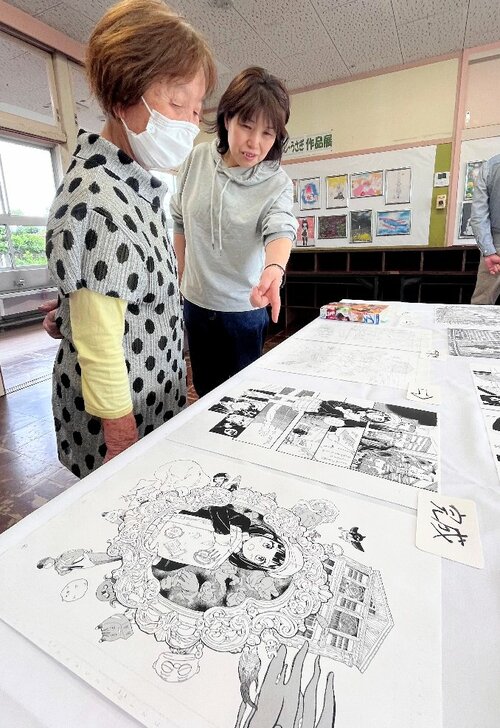 漫画「のの子めし」の原稿などが並ぶ会場
