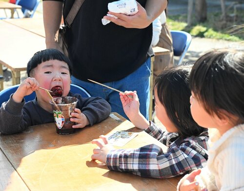 チョコがかけられた鹿野町のいちご「とっておき」を味わう子どもたち