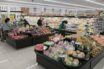 Ａコープみぞくち店跡に移転オープンしたまるごう溝口店内＝１７日、伯耆町溝口