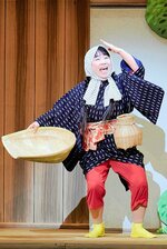鹿子（藤山直美）のどじょうすくい踊りの一場面（写真・高村直希） 