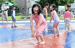 真教寺公園のじゃぶじゃぶ広場で水遊びを楽しむ子どもたち＝２９日、鳥取市戎町