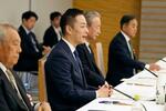 　日本の創薬力を強化するための有識者会議であいさつする村井官房副長官（手前から２人目）＝２２日午前、首相官邸