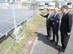 根平さん（左）の案内で発掘現場を確認する海部教授（中央）と長崎教授＝２６日、境港市外江町